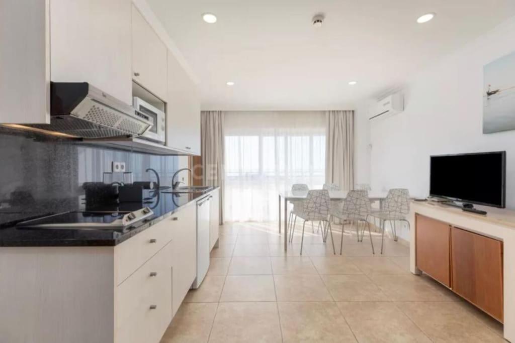 Cozy Apartment With Seaview 300M From The Beach Portimao Exterior photo