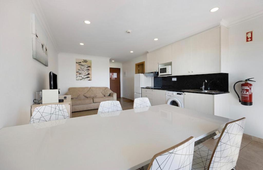 Cozy Apartment With Seaview 300M From The Beach Portimao Exterior photo