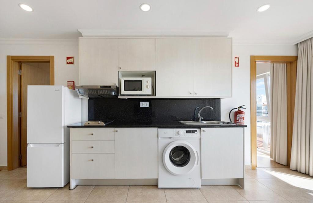 Cozy Apartment With Seaview 300M From The Beach Portimao Exterior photo